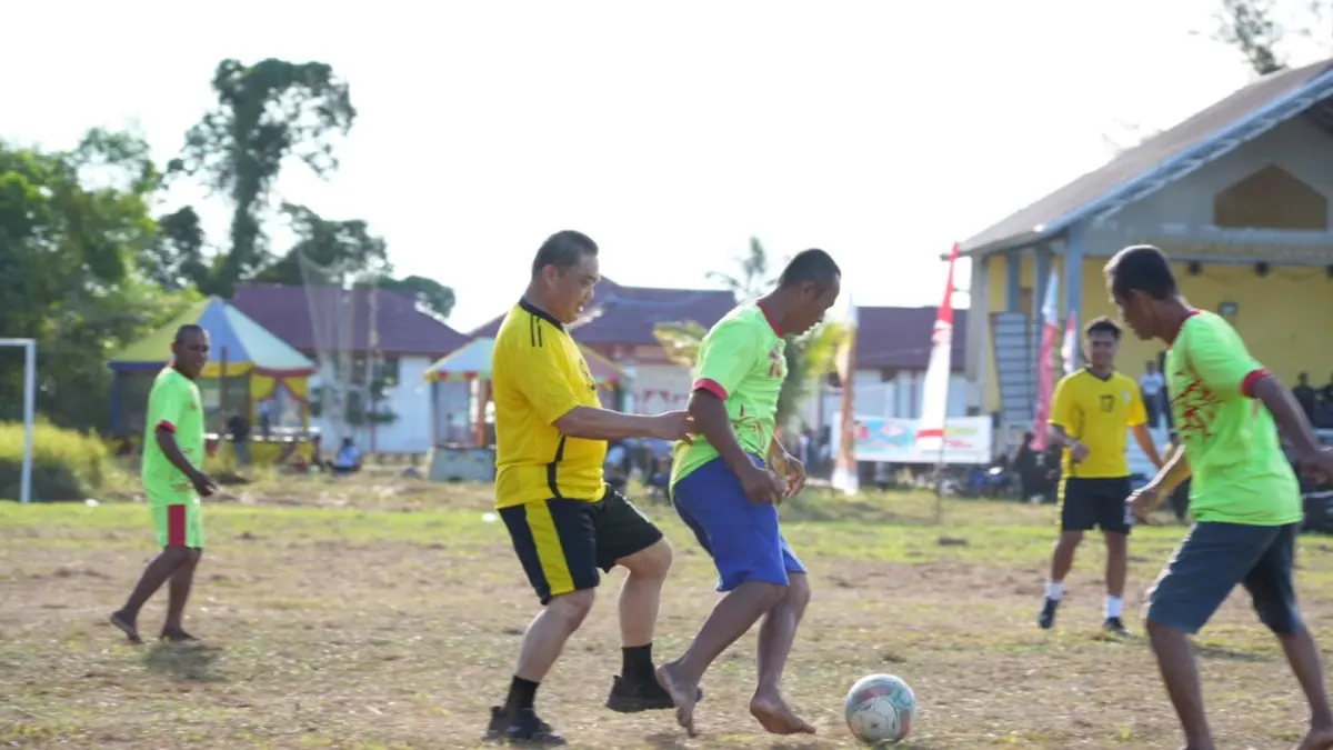 Gubernur Ria Norsan bermain sepak bola bersama warga Temajuk, Sambas pada Minggu (14/6).  (Adpim Pemprov Kalbar)