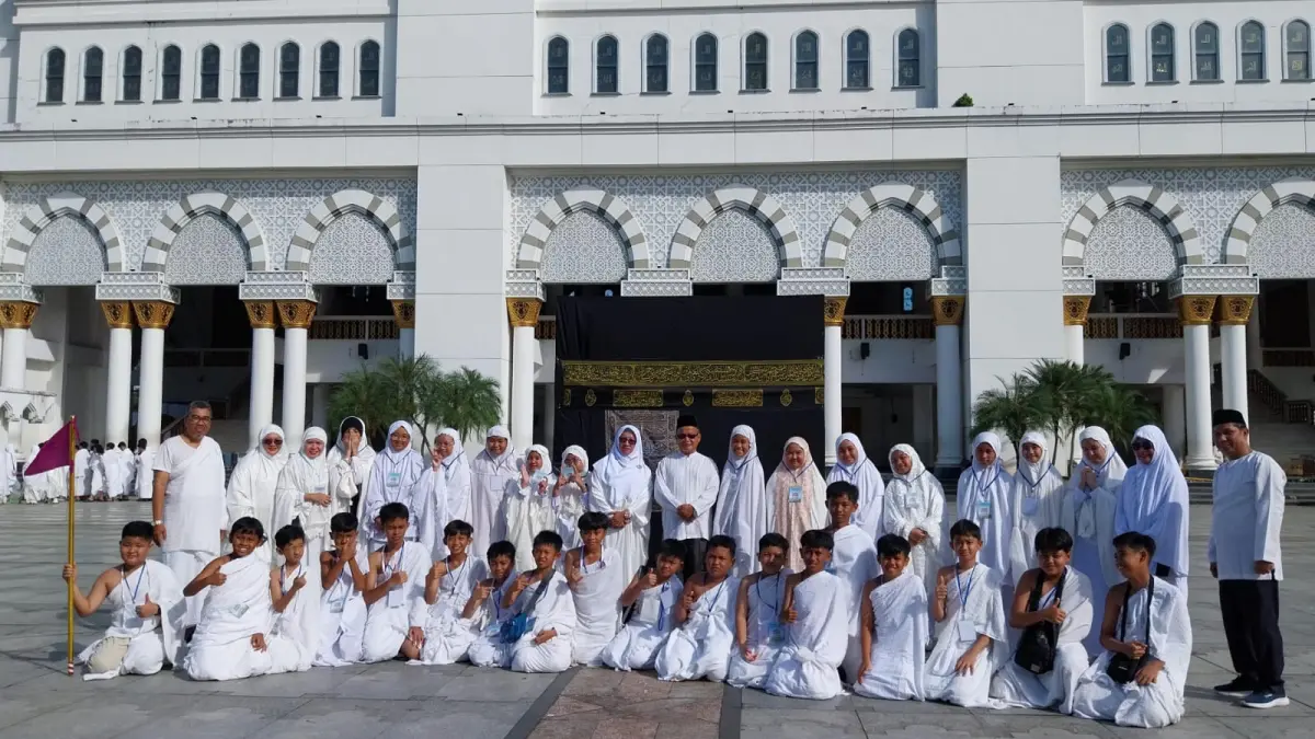 Kegiatan Manasik Haji yang diikuti ratusan siswa SD Muhammadiyah 2 Pontianak di Halaman Masjid Raya Mujahidin, Sabtu (13/6). (SITI PONTIANAK POST)