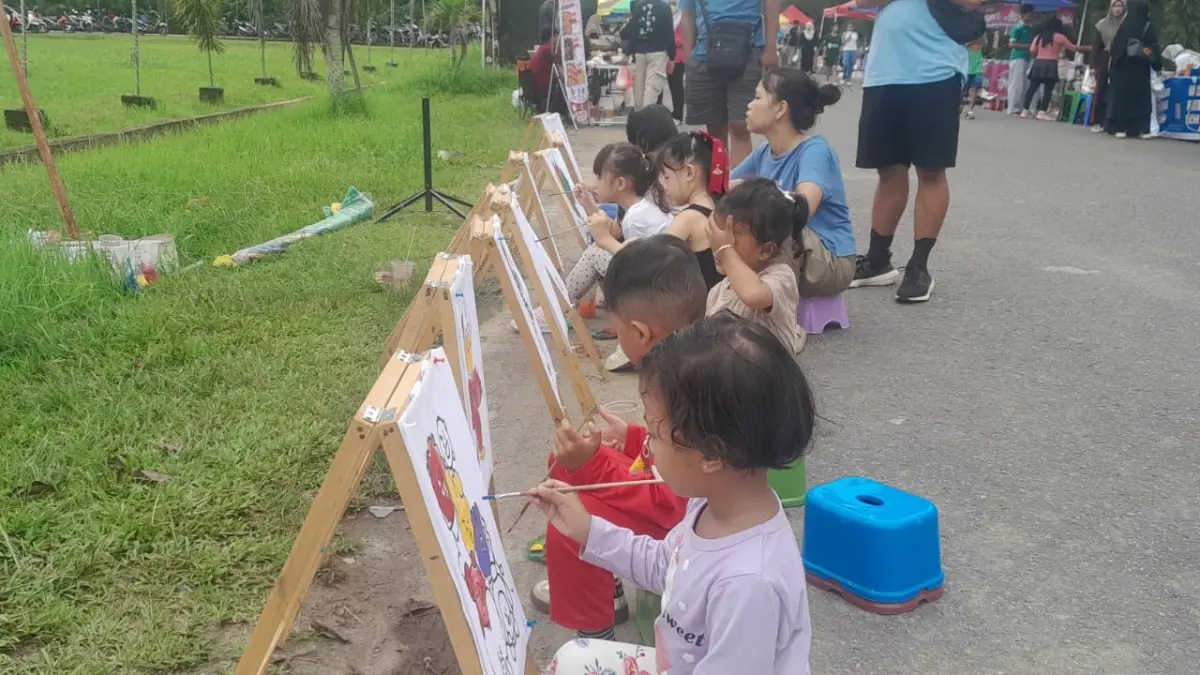 Kegiatan mewarnai menjadi salah satu favorit anak-anak yang datang bersama orang tua ke kawasan Car Free Day (CFD) Sambas, Minggu (14/6). 