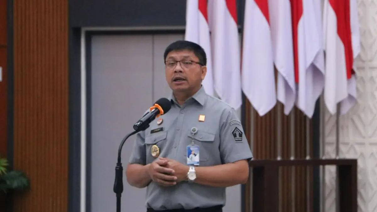 Kepala Kantor Wilayah Kementerian Hukum Kalimantan Barat, Jonny Pesta Simamora memimpin Apel Pagi Pegawai di halaman Kanwil Kemenkum Kalbar, Senin (15/6). (DOK KANWIL KEMENKUM KALBAR)
