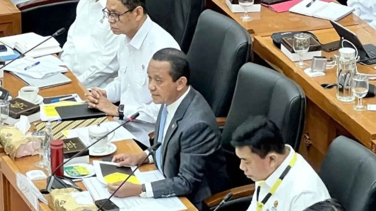 Menteri Energi dan Sumber Daya Mineral (ESDM) Bahlil Lahadalia (tengah) dalam rapat kerja dengan Komisi XII DPR RI di Kompleks Parlemen Senayan, Jakarta, Senin (15/6/2026). (ANTARA)