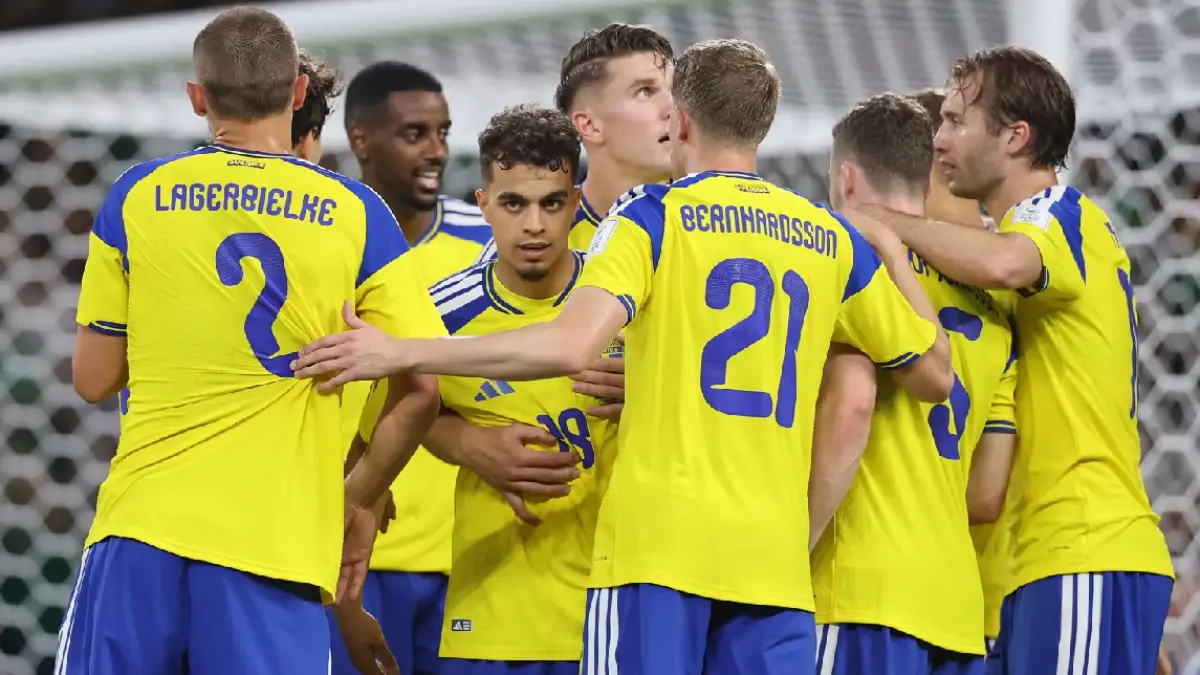 Pemain Swedia berselebrasi usai Yasin Ayari mencetak gol spekatkuler dari luar kotak penalti.  (FIFA.com)