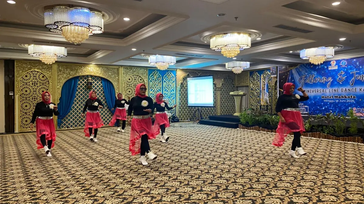 Penampilan Line Dance dalam kegiatan Gathering & Jamming ULD Kalbar di Hotel Grand Mahkota Pontianak, Minggu (14/6). (ASHRI ISNAINI/PONTIANAK POST)