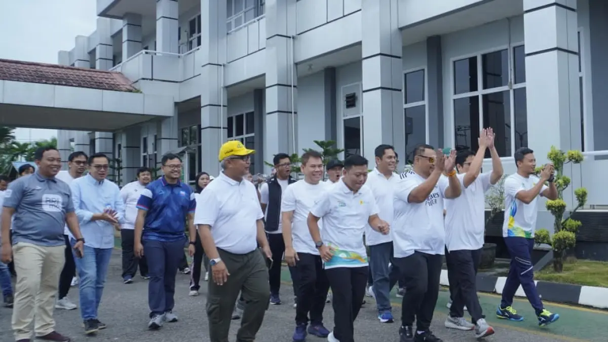Peserta Jalan Sehat ENERGIZE Kalbar: Fit For Future mulai melangkah menyusuri area Kantor PLN UID Kalimantan Barat dengan penuh semangat dan antusiasme.