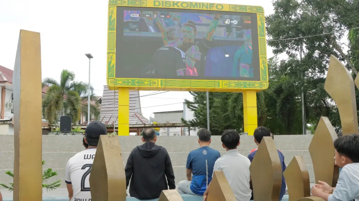Ratusan warga menonton pertandingan Piala Dunia 2026 di kawasan Bundaran Taman Kedondong, Kabupaten Ketapang, Minggu (14/6). (HUMAS POLRES KETAPANG)