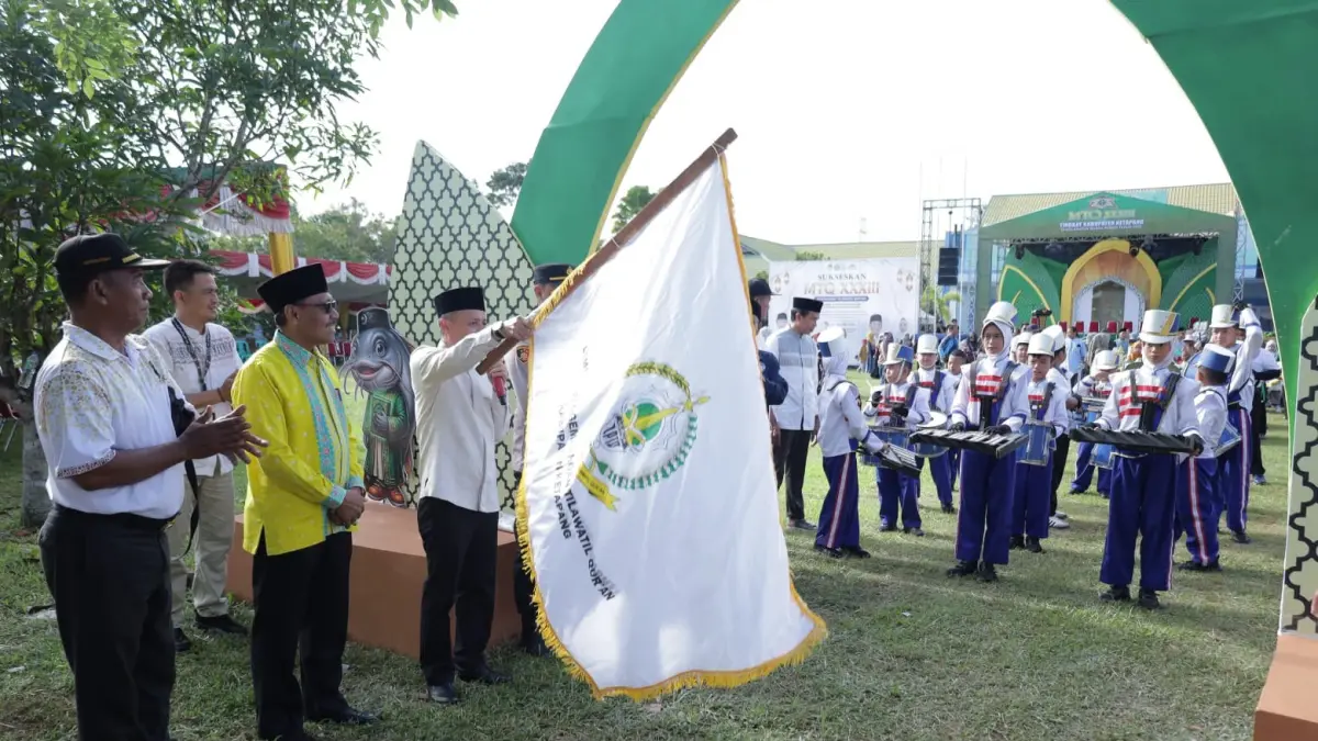  Sekda Ketapang, Repalianto, melepas peserta Pawai Taaruf MTQ XXXIII Ketapang di Muara Pawan, Sabtu (13/6).