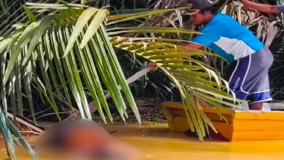 Tim gabungan mengevakuasi jenazah pria yang ditemukan mengapung di Sungai Seburing, Kecamatan Semparuk, Sabtu (13/6).