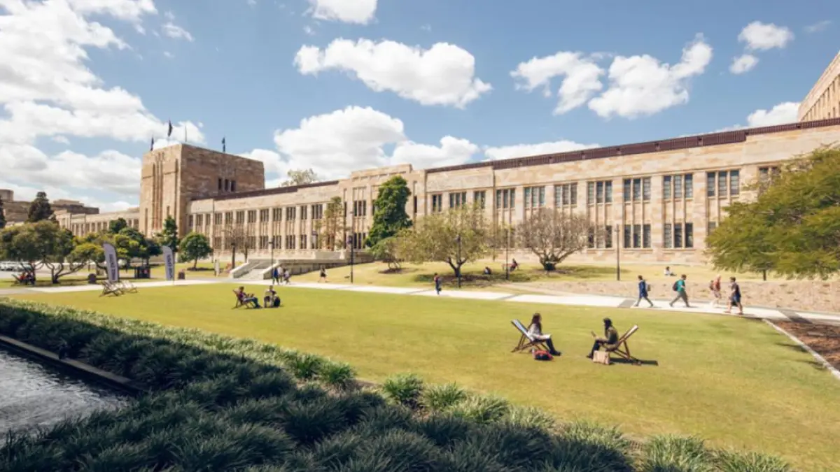 University of Queensland di Australia dikenal unggul dalam bidang Mining Engineering, Electrical Engineering, dan pengembangan energi berkelanjutan yang terhubung langsung dengan kebutuhan dunia industri. (uq.edu.au)