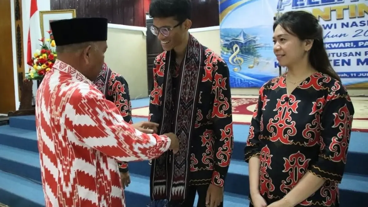 Wabup Juli Suryadi Burdadi saat melepas Stephen Natsav Charito Rachman ke ajang Pesparawi Tingkat Nasional XIV Tahun 2026 di Manokwari, Papua Barat. (ISTIMEWA)