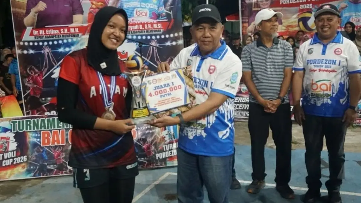 Wabup Juli Suryadi menyerahkan hadiah uang tunai kepada Tim Antam Antibar (ISTIMEWA)