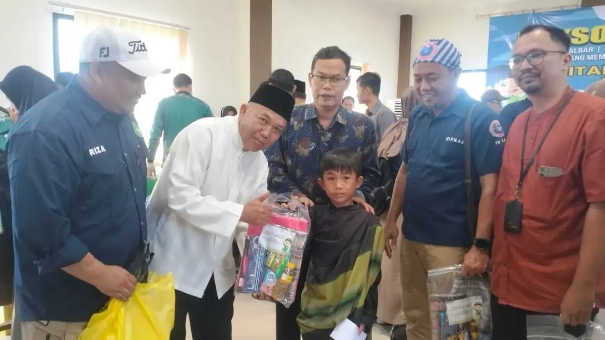 Wabup Juli Suryadi saat memberikan cenderamata kepada anak-anak peserta sunatan massal. (ISTIMEWA)