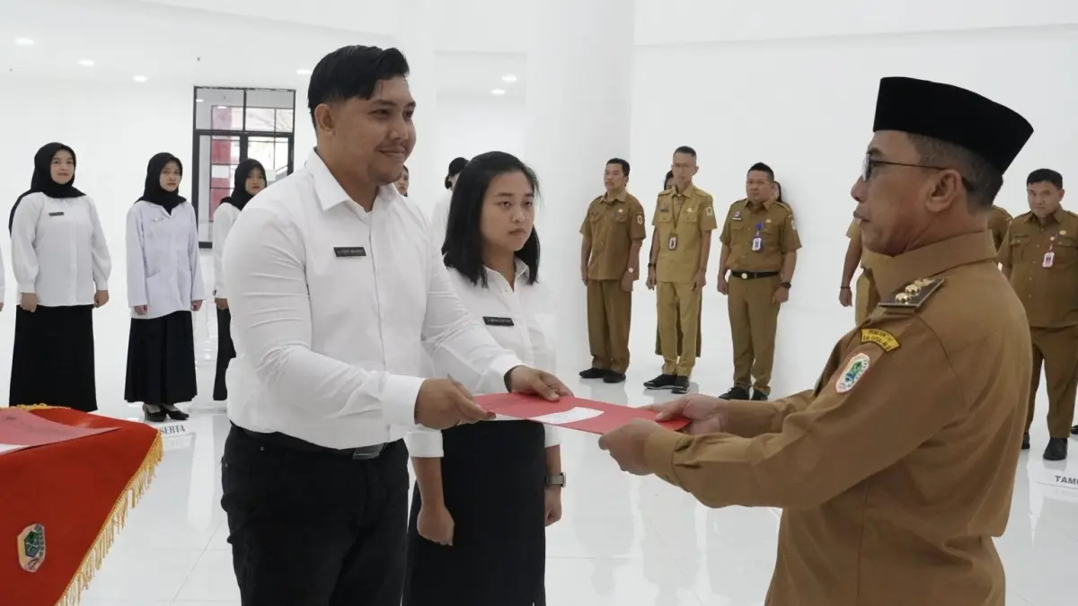 Wakil Bupati Kapuas Hulu, Sukardi menyerahkan Surat Keputusan (SK) Bupati sekaligus memimpin penandatanganan Surat Perjanjian Kerja Penugasan Khusus Tenaga Medis Kabupaten Kapuas Hulu 