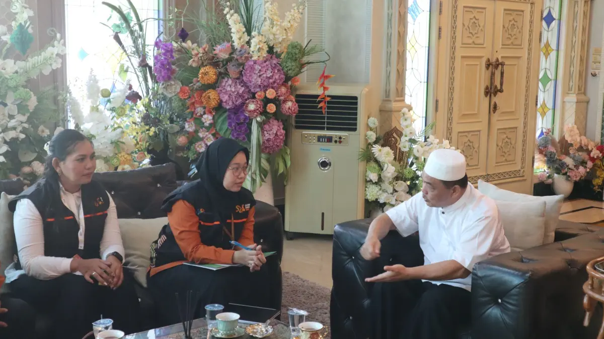Petugas BPS Provinsi Kalimantan Barat melakukan pendataan perdana Sensus Ekonomi 2026 di kediaman Gubernur Kalbar Ria Norsan, Senin (15/6/2026). Sebanyak 4.701 petugas diterjunkan untuk mendata aktivitas ekonomi masyarakat dan pelaku usaha di seluruh wilayah Kalbar.