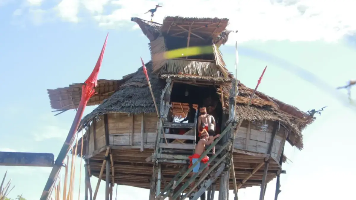 Rumah Adat Baluk Sebujit di Kecamatan Siding, Kabupaten Bengkayang, menjadi pusat pelaksanaan ritual Nyobeng masyarakat Dayak Bidayuh. Bangunan adat berbentuk bundar yang telah ditetapkan sebagai Warisan Budaya Takbenda Indonesia ini menjadi simbol identitas budaya sekaligus daya tarik wisata perbatasan Indonesia-Malaysia. (Foto: ANTARA/Narwati)