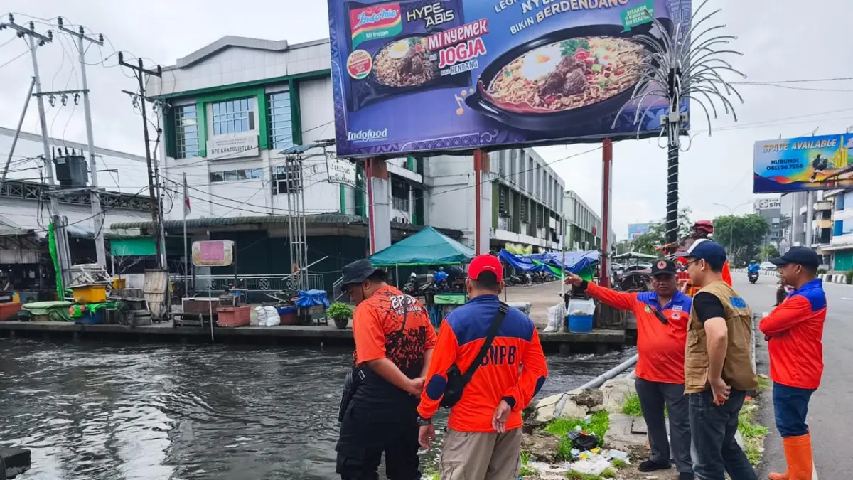 PANTAU GENANGAN – Petugas BPBD Kalimantan Barat melakukan patroli dan pemantauan kondisi banjir serta genangan air di sejumlah ruas jalan Kota Pontianak, Selasa (16/6/2026). Hasil pemantauan menunjukkan sebagian besar genangan mulai surut, namun sejumlah titik masih tergenang akibat penyumbatan dan pendangkalan saluran drainase. (Dok. BPBD Kalbar)