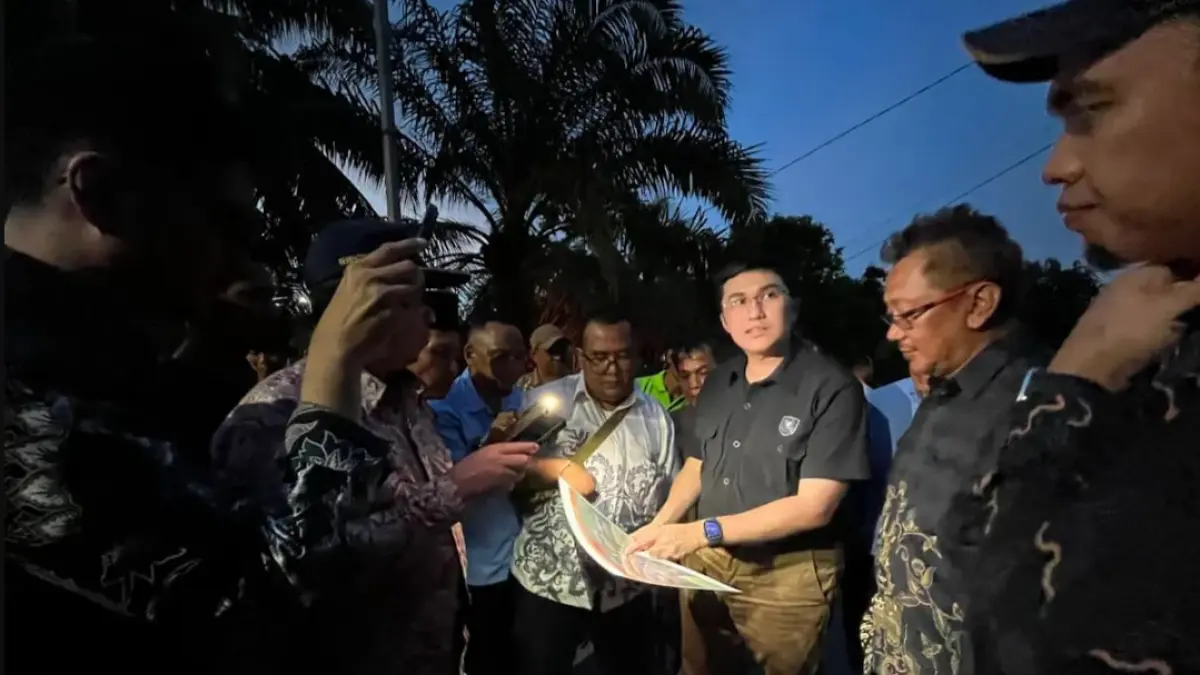 Staf Khusus Menteri Koordinator Bidang Infrastruktur dan Pembangunan Kewilayahan Herzaky Mahendra Putra meninjau langsung usulan pembangunan ruas jalan yang menghubungkan Desa Serindang dan Bukit Segoler, Kabupaten Sambas, Kalimantan Barat, melalui program Instruksi Presiden Jalan Daerah (IJD). (ANTARA/HO - Kemenko Bidang Infrastruktur dan Pembangunan Kewilayahan)