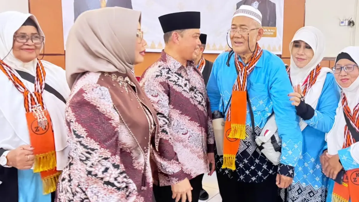 Gubernur Kalimantan Barat, Ria Norsan, berbincang hangat dengan jemaah haji asal Kalbar setibanya di Debarkasi Batam, Selasa (16/6/2026). Momen penuh syukur itu menandai kepulangan rombongan pertama jemaah haji Kalbar dari Tanah Suci. (ADPIM PEMPROV KALBAR)