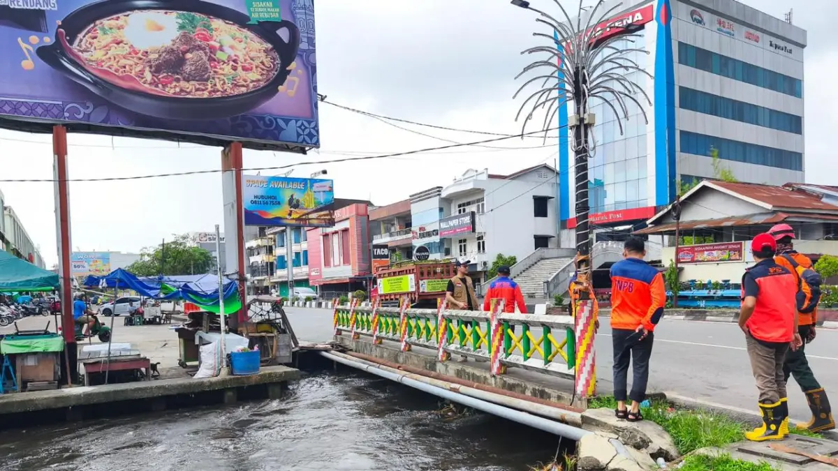 GENANGAN SURUT – Kondisi genangan air di kawasan Pasar Flamboyan, Kota Pontianak, mulai berangsur surut, Selasa (16/6/2026), setelah hujan berintensitas tinggi mengguyur wilayah tersebut sejak malam sebelumnya. BPBD Kalbar mencatat sebagian besar titik terdampak telah mengalami penurunan debit air. (Dok. BPBD Kalbar)