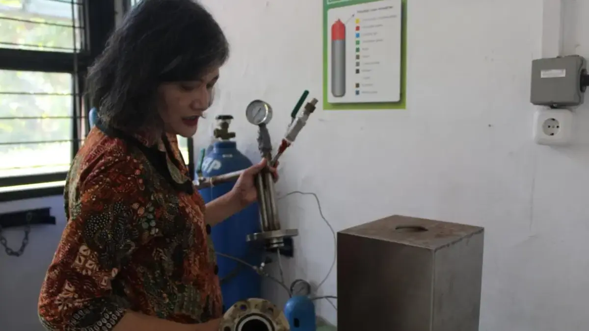 Guru Besar ITS, Prof. Doty Dewi Risanti, mengembangkan teknologi yang mengubah limbah aluminium menjadi energi listrik ramah lingkungan. (Humas ITS)