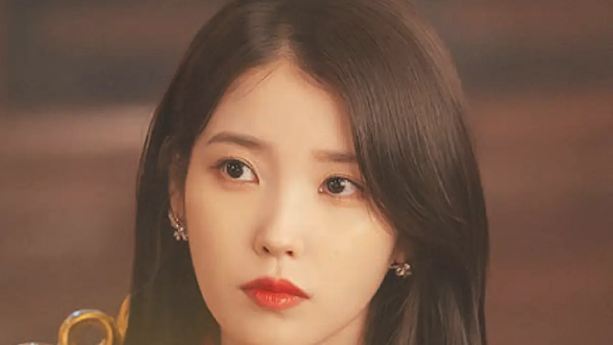 IU yang berperan sebagai Seong Hee-joo di Perfect Crown (MBC)