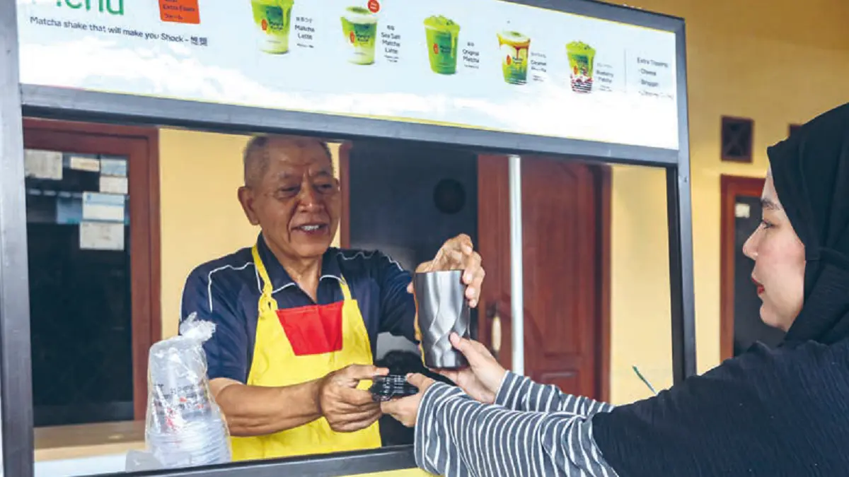 Menggunakan tumbler saat membeli minuman merupakan langkah mengurangi sampah plastik. (DOK JAWAPOS)