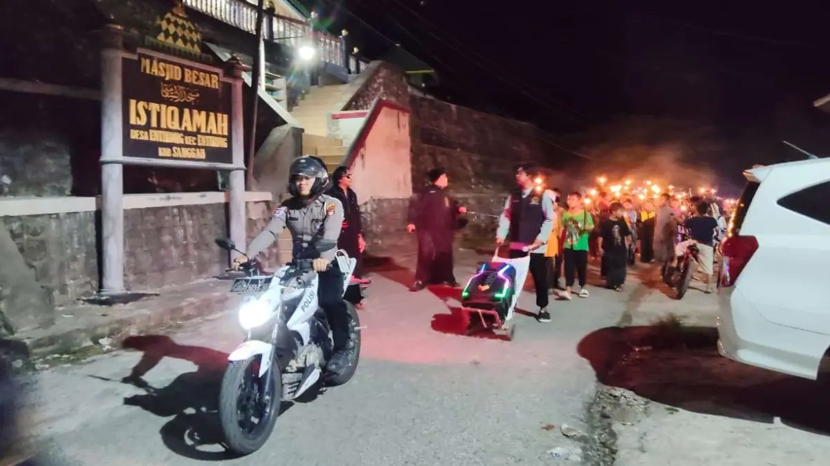 Peserta pawai obor melintasi ruas jalan di Kecamatan Entikong, Kabupaten Sanggau, Senin (15/6) malam. Kegiatan menyambut Tahun Baru Islam 1 Muharram 1448 Hijriah tersebut berlangsung aman dan tertib dengan pengamanan dari Polsek Entikong.