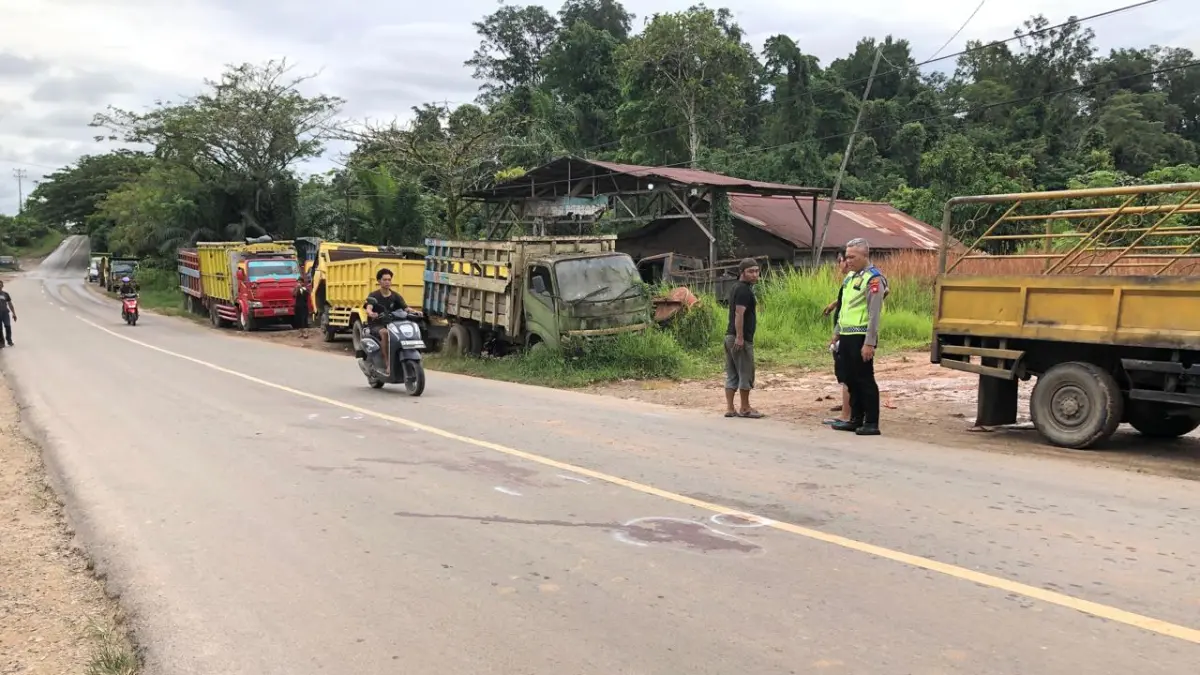 Petugas Satlantas Polres Sekadau melakukan olah TKP kecelakaan antara sepeda motor dan dump truck di Jalan Raya Sekadau-Sintang Km 4, Desa Mungguk. Pengendara motor mengalami luka dan menjalani perawatan di RSUD Sekadau.