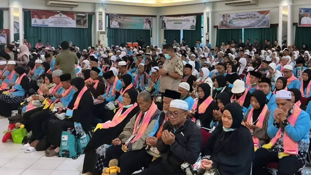 Sebanyak 440 jemaah haji Kalimantan Barat yang tergabung dalam Kloter 14 Debarkasi Batam tiba di Tanah Air, Selasa (16/6/2026). Kedatangan mereka disambut langsung Gubernur Kalbar, Ria Norsan. (ADPIM PEMPROV KALBAR)