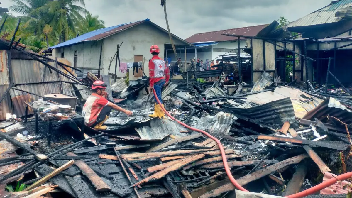 TERSISA PUING – Puing-puing bangunan rumah milik Haryono berserakan setelah dilalap api di Desa Sungai Kakap, Selasa (16/6). Dalam hitungan menit, kobaran api menghanguskan sebagian besar bangunan dan memaksa penghuni menyelamatkan diri.