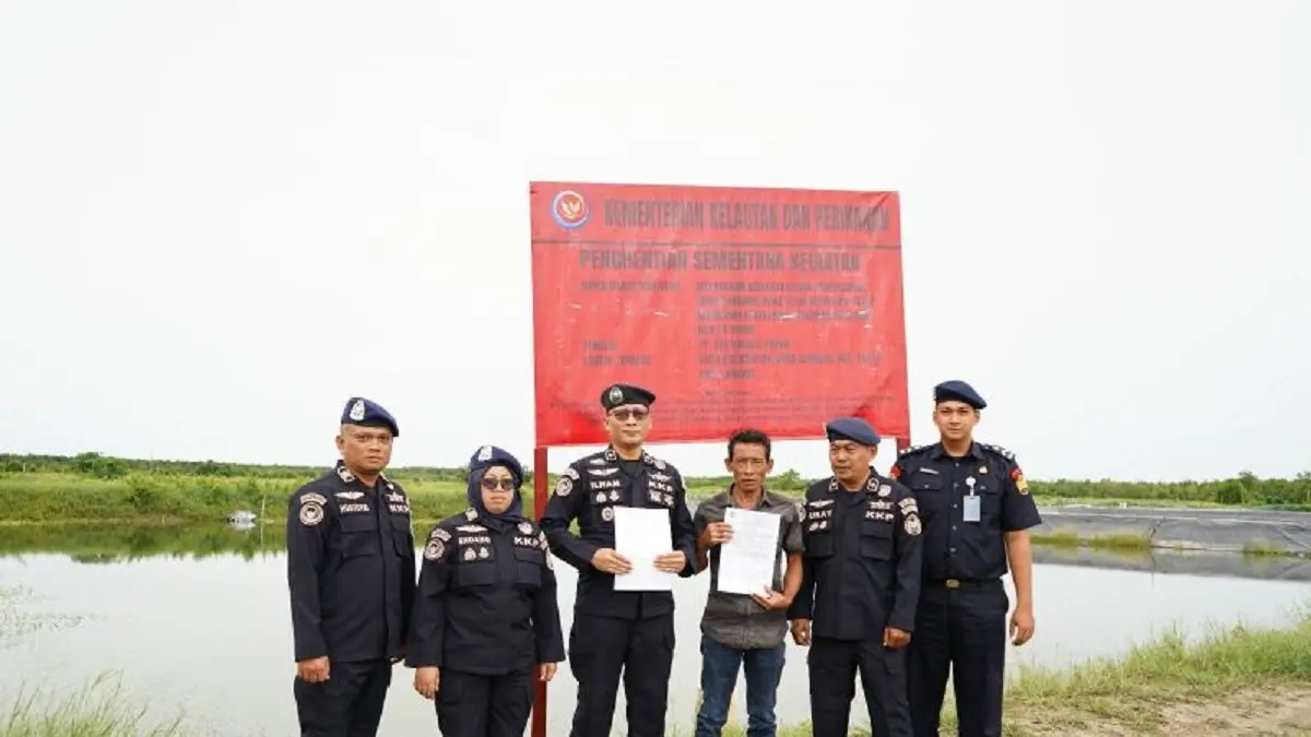 Tim KKP melakukan penyegelan pada salah satu tambak udang tidak berizin. ANTARA