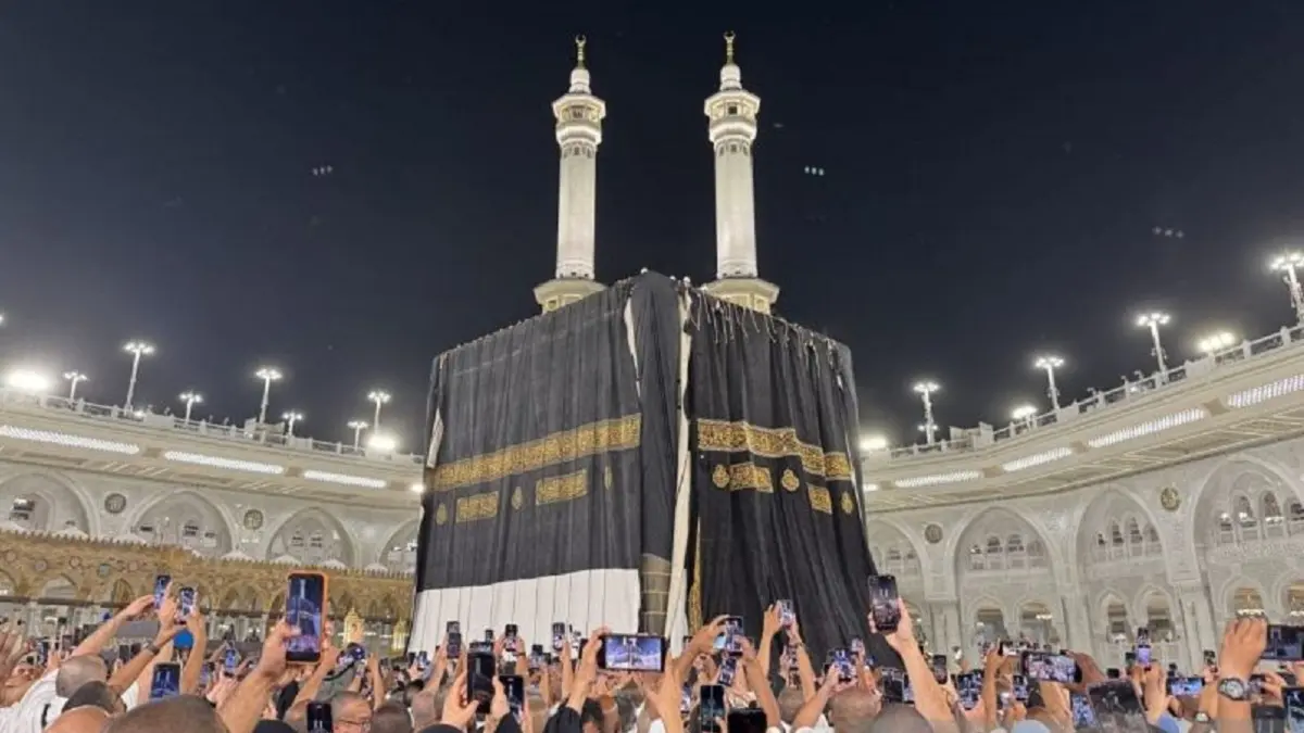 Umat Islam dari berbagai negara mengabadikan proses penggantian kain penutup Ka