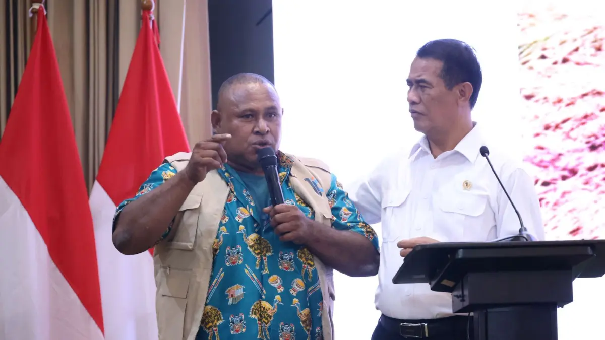 DIALOG PERTANIAN PAPUA – Menteri Pertanian Andi Amran Sulaiman berdialog dengan petani, kepala daerah, dan pemangku kepentingan dalam Rapat Konsolidasi Pembangunan Pertanian Wilayah Papua 2026 di Kantor Kementerian Pertanian, Jakarta, Kamis (11/6/2026). Dalam pertemuan tersebut, Kementerian Pertanian menyetujui berbagai usulan pengembangan pertanian, termasuk cetak sawah dan penguatan komoditas unggulan guna mendukung swasembada pangan serta peningkatan kesejahteraan masyarakat Papua. (Foto: Kementan)