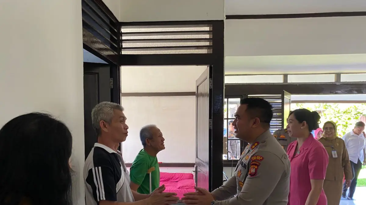 SAPA LANSIA – Kapolres Kubu Raya AKBP Kadek Ary Mahardika berbincang dengan penghuni Panti Sosial Rehabilitasi Lanjut Usia Mulia Dharma, Selasa (16/6). Kehadiran jajaran Polres Kubu Raya dalam rangka HUT Bhayangkara ke-80 menghadirkan kehangatan dan perhatian bagi para lansia yang menjalani masa tua di panti tersebut. (ASHRI ISNAINI/PONTIANAK POST)