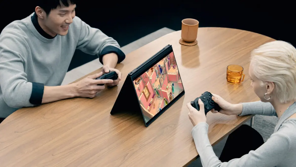 PERFORMA: Bermain gim menggunakan controller pada ROG Zephyrus Duo (GX651) usai peluncuran di Jakarta, Rabu (17/6). Laptop gaming terbaru ASUS ROG tersebut dibekali prosesor Intel Core Ultra 9 dan NVIDIA GeForce RTX 5090 Laptop GPU untuk mendukung pengalaman bermain gim dan komputasi AI kelas tinggi.