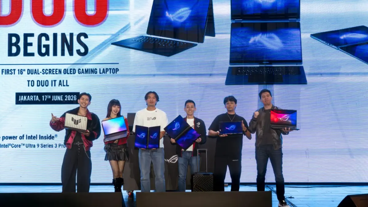 RESMI MELUNCUR: Country Manager ASUS Indonesia Lenny Lin bersama tim ROG memperkenalkan ROG Zephyrus Duo (GX651) saat peluncuran resmi di Jakarta, Rabu (17/6). Laptop gaming premium ini hadir dengan desain dual-screen OLED 16 inci dan dukungan teknologi AI generasi terbaru.
