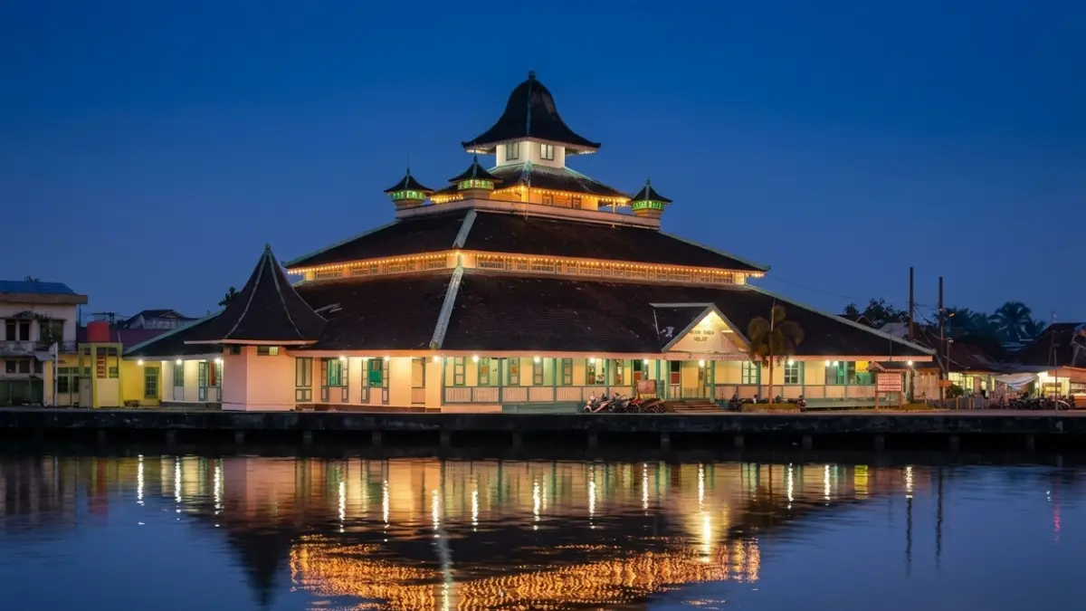 Masjid Jami Sultan Syarif Abdurrahman Pontianak menjadi saksi perjalanan panjang Kesultanan Al-Qadriyah. Dari pusat peradaban Melayu hingga dinamika politik Kampung Dalam dan Kampung Luar, warisan sejarah tersebut kini kembali dirajut melalui semangat persatuan keluarga besar kesultanan. (DOK. PONTIANAK POST)