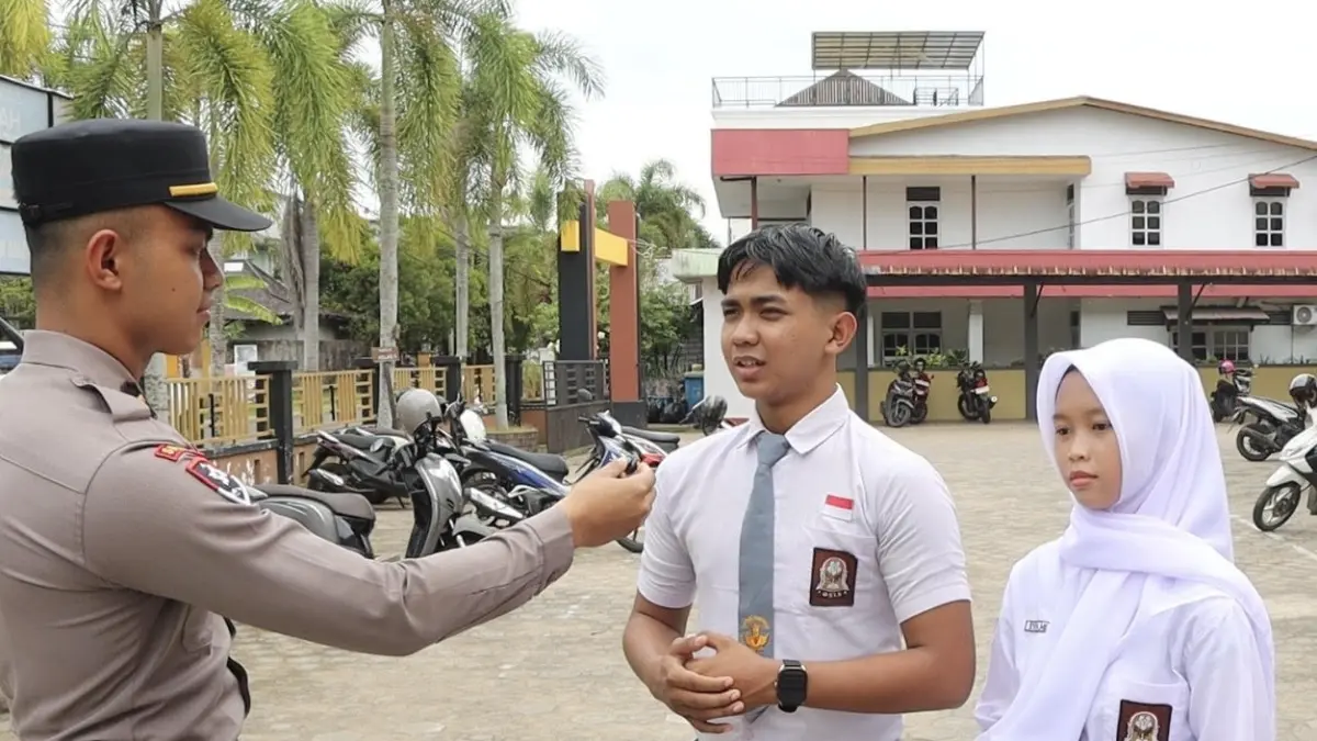 Anggota Polres Ketapang mensosialisasikan layanan Call Center 110 ke pelajar. (ISTIMEWA)