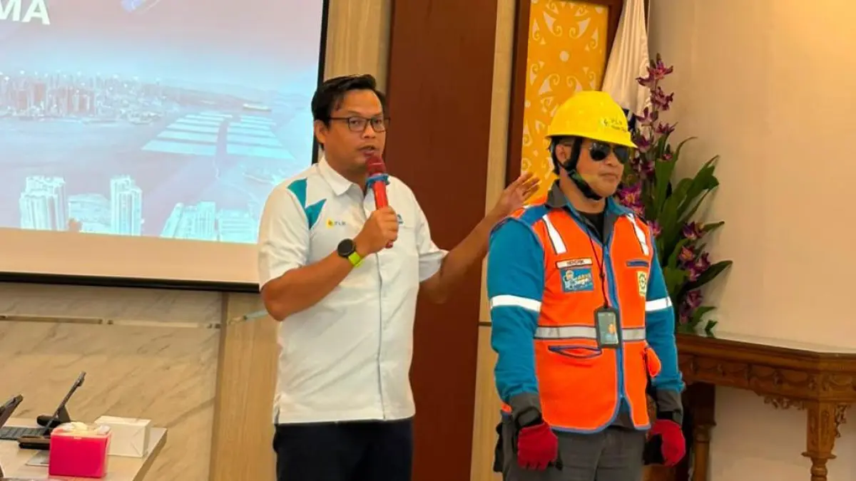 Asisten Manager Niaga dan Pemasaran (NPS) PLN UP3 Ketapang, Wakhid Aji Saputra, memberikan arahan kepada personel Yantek dalam sesi simulasi pelayanan pelanggan pada kegiatan Sosialisasi dan Refreshment PS4.