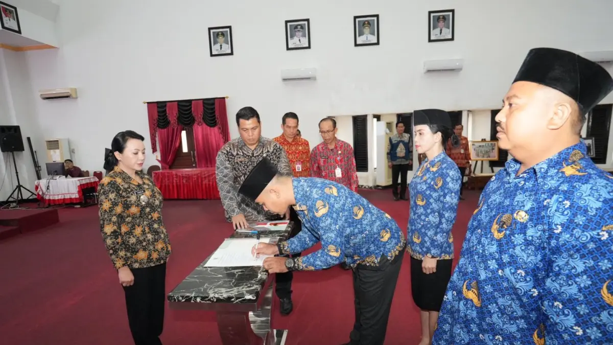 Bupati Landak Karolin Margret Natasa melantik sejumlah kepala sekolah tingkat SD dan SMP pada Rabu (10/6) lalu. (HUMAS PEMKAB LANDAK)