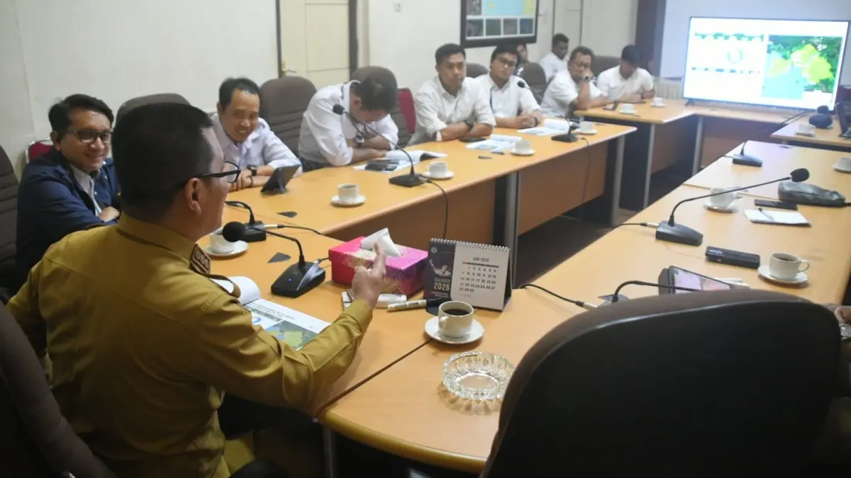 JALAN : Bupati Kayong Utara, Romi Wijaya, usai menerima kunjungan Kerja Kepala Balai Pelaksanaan Jalan Nasional (BPJN) Kalimantan Barat, Chandra Syah Parmance beserta jajaran, bertempat di Kantor Bupati Kayong Utara.(IST)