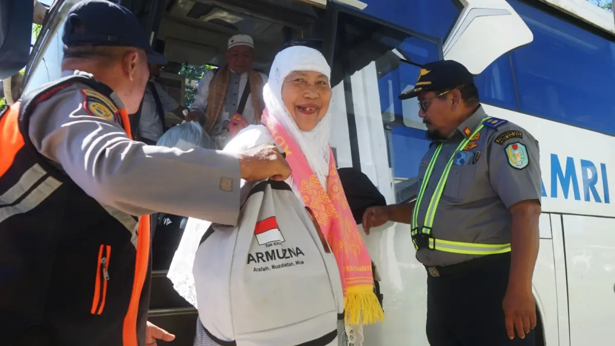 Jamaah Haji saat tiba di Asrama Haji Pontianak Jalan Sutoyo setelah terbang dari embarkasi Batam. (HARYADI/PONTIANAK POST)