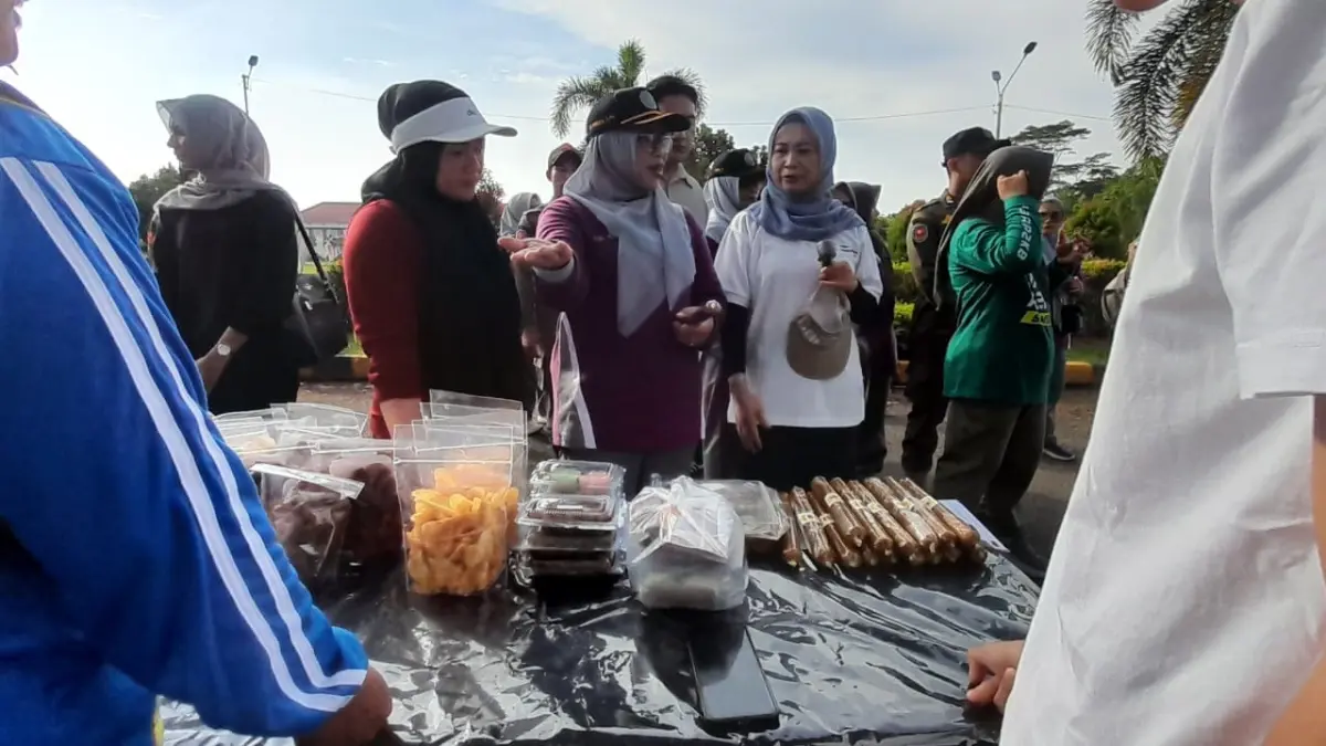 Kepala Perwakilan BKKBN Provinsi Kalimantan Barat bersama Ketua TP PKK Sambas saat meninjau stand dari PKK dan UMKM Remaja Genre. (ISTIMEWA)