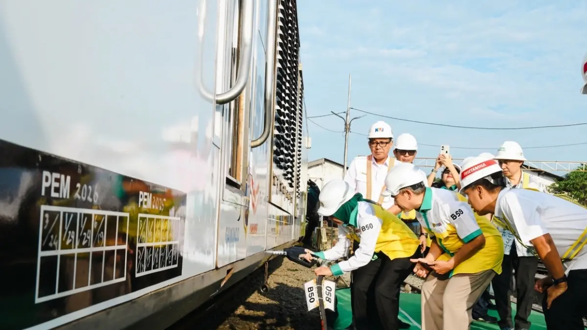 KETAHANAN ENERGI: Pengisian biodiesel B50 ke tangki kereta api saat uji coba di Yogyakarta. Program ini menjadi bagian dari upaya memperkuat kemandirian energi berbasis sawit dalam negeri. (Kementerian ESDM)