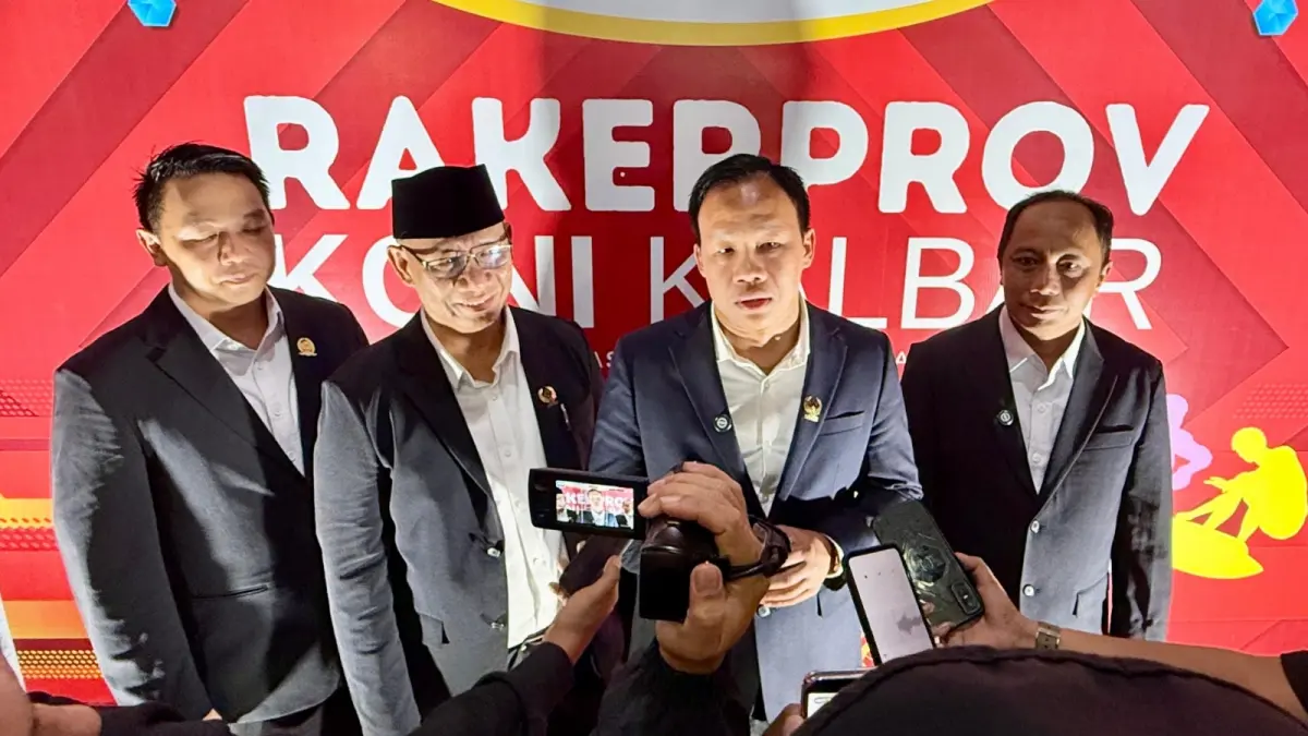 Ketua KONI Kalbar, Daud Yordan (dua dari kanan) memberikan penyataan kepada wartawan usai Rakerprov pada Rabu (17/6). (MEIDY KHADAFI/PONTIANAK POST)