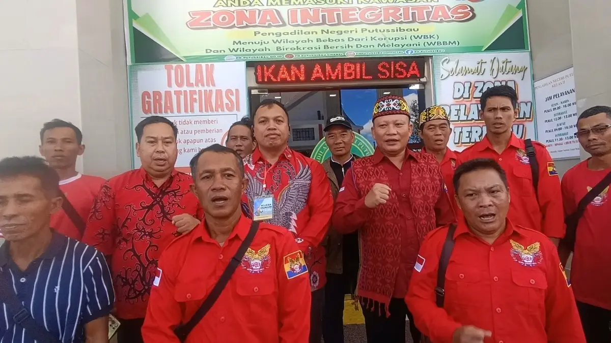 Kuasa hukum para terdakwa bersama pengurus Saber Kalbar saat berada di Pengadilan Negeri Putussibau. (ISTIMEWA)