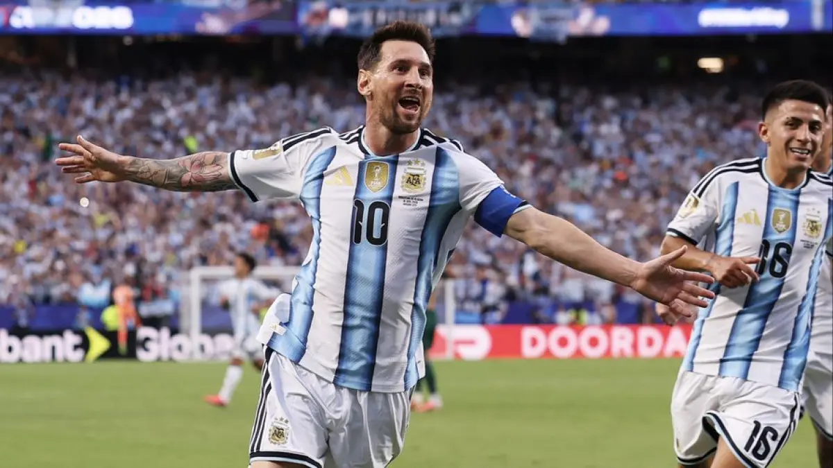 Lionel Messi merayakan salah satu golnya saat mencetak hat-trick dan membawa Argentina mengalahkan Aljazair pada laga pembuka Grup J Piala Dunia 2026. (X@FIFAWorldCup)