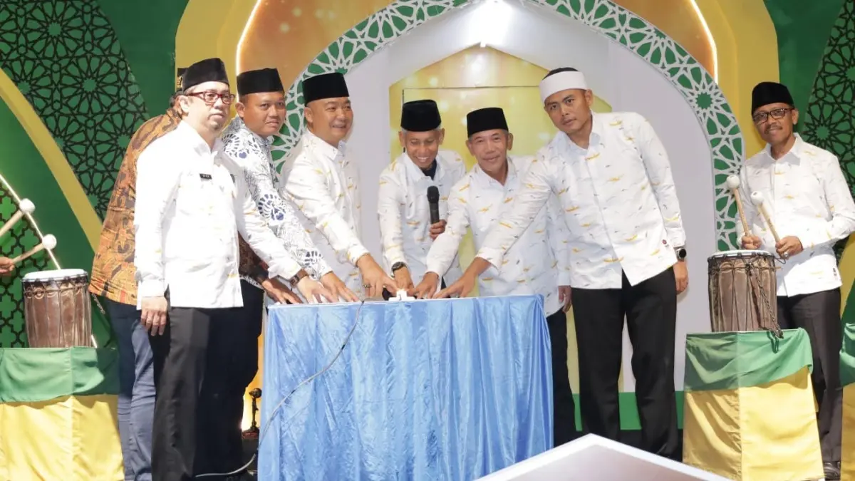 MTQ : Bupati dan Forkopimda Ketapang menekan tombol sirine sebagai tanda dimulainya MTQ XXXIII Ketapang, Sabtu (13/6) malam.(IST)