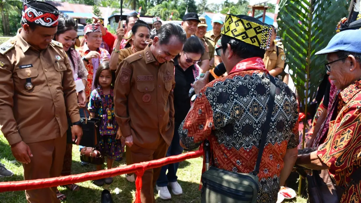 Pelestarian budaya Dayak di tengah arus modernisasi menjadi perhatian penting dalam pelaksanaan Gawai Dayak Nasrani I Paroki Santo Mikhael Tanjung Baung dan Gawai Dayak V Desa Teluk Kelansam.