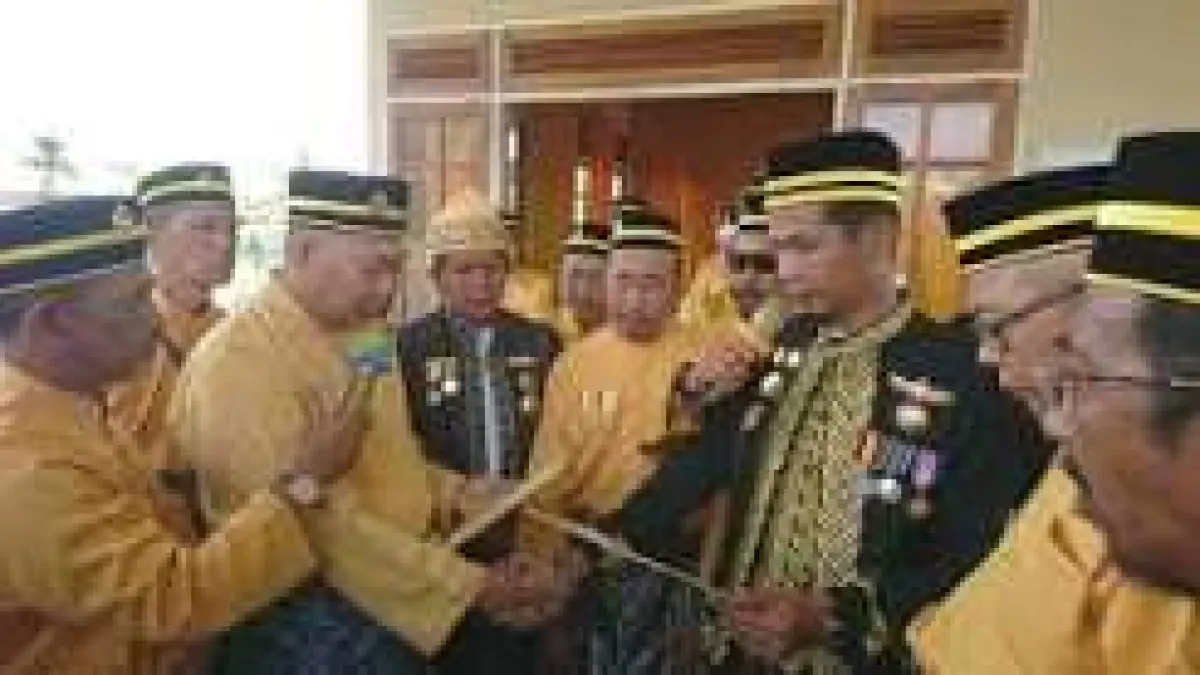 Pembacaan Pengukuhan Raja Kubu Sy. Ibrahim Bin Nyoh Al Idrus oleh Mufti Kerajaan Kubu Dr. Sy Kamaruzzaman Al Idrus ditandai dengan berjabat tangan. (IST)