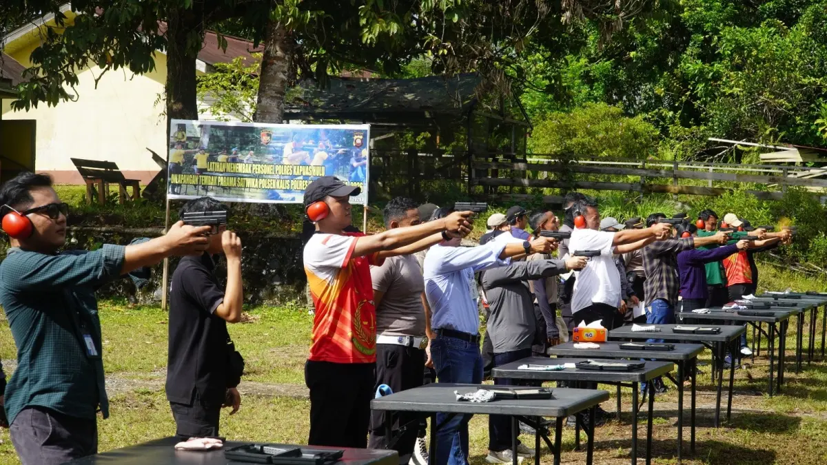 Polres Kapuas Hulu menggelar kegiatan latihan menembak bersama unsur Forum Koordinasi Pimpinan Daerah (Forkopimda) Kabupaten Kapuas Hulu di Lapangan Tembak Parama Satwika Polsek Kalis. 